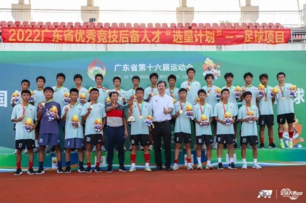 本周二扎哈维也与巴萨体育总监德科进行了会面。
